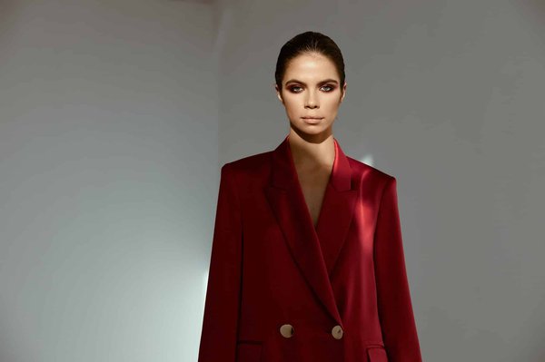 What Are the Most Effective Tips for Styling a Turtleneck Under a Suit Jacket?